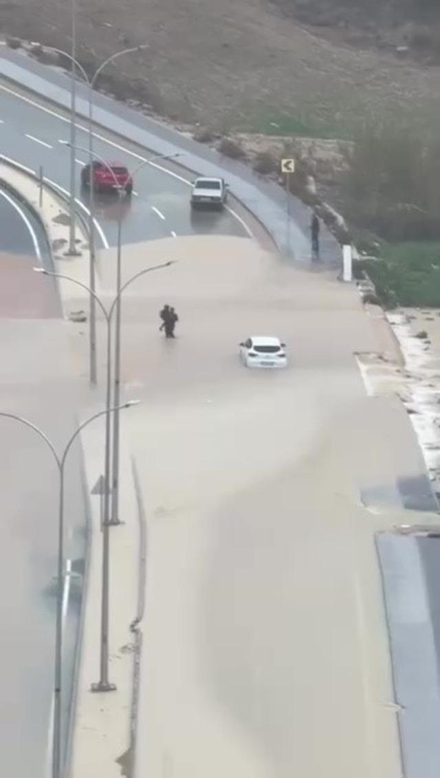 Adana&rsquo;yı sağanak vurdu: Caddelerde ara&ccedil;lar mahsur kaldı 1