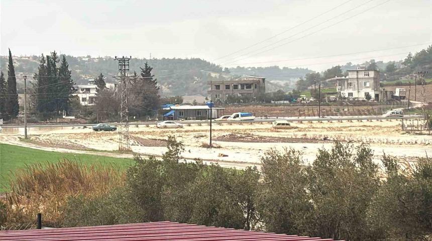 Adana&rsquo;yı sağanak vurdu: Caddelerde ara&ccedil;lar mahsur kaldı