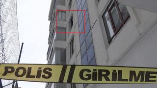 Cam silerken 3’üncü kattan düşen öğretmen yaşamını yitirdi