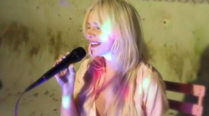 Courtney Stodden şarkıcılığa soyundu! G3