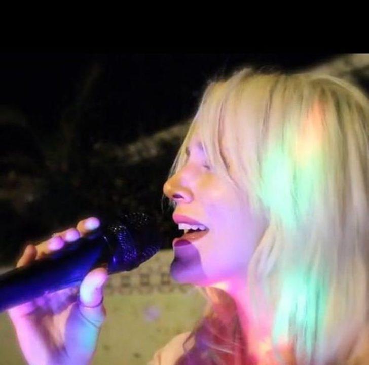 Courtney Stodden şarkıcılığa soyundu! G4