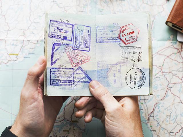 &Ccedil;&ouml;lde ferrari, sınıfta gramer! İngilizceyi Dubai'de &ouml;ğrenmek i&ccedil;in 7 ge&ccedil;erli sebep