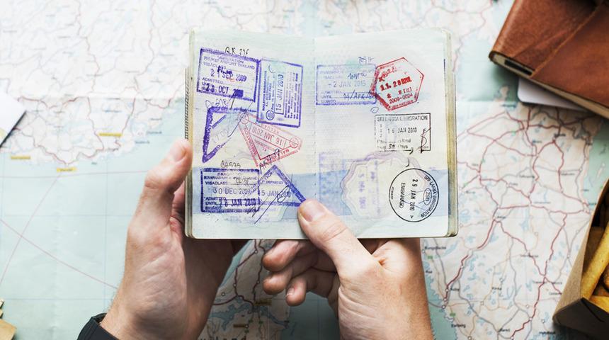 &Ccedil;&ouml;lde ferrari, sınıfta gramer! İngilizceyi Dubai'de &ouml;ğrenmek i&ccedil;in 7 ge&ccedil;erli sebep