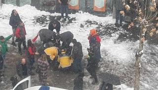 &Ccedil;atıdan &uuml;zerine kar k&uuml;tlesi d&uuml;şen kadın &ouml;ld&uuml;