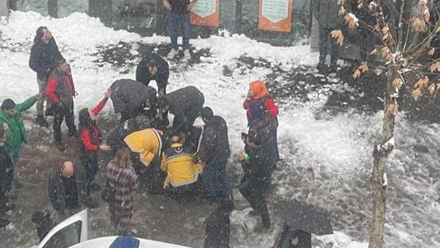 Çatıdan üzerine kar kütlesi düşen kadın öldü