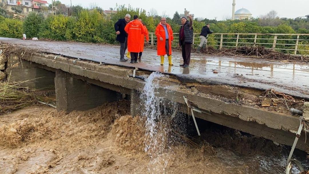 Selde mahsur kalan vatandaş kep&ccedil;eyle kurtarıldı 2