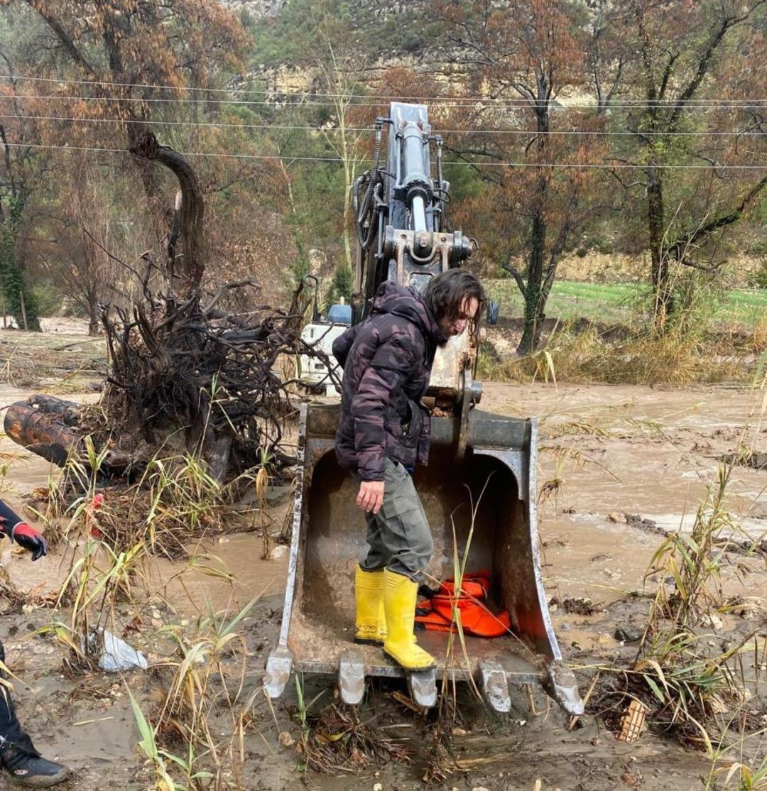 Selde mahsur kalan vatandaş kep&ccedil;eyle kurtarıldı 3
