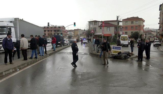 Kamyonet, motosiklete çarptı; 2 kardeşten biri öldü, diğer yaralandı