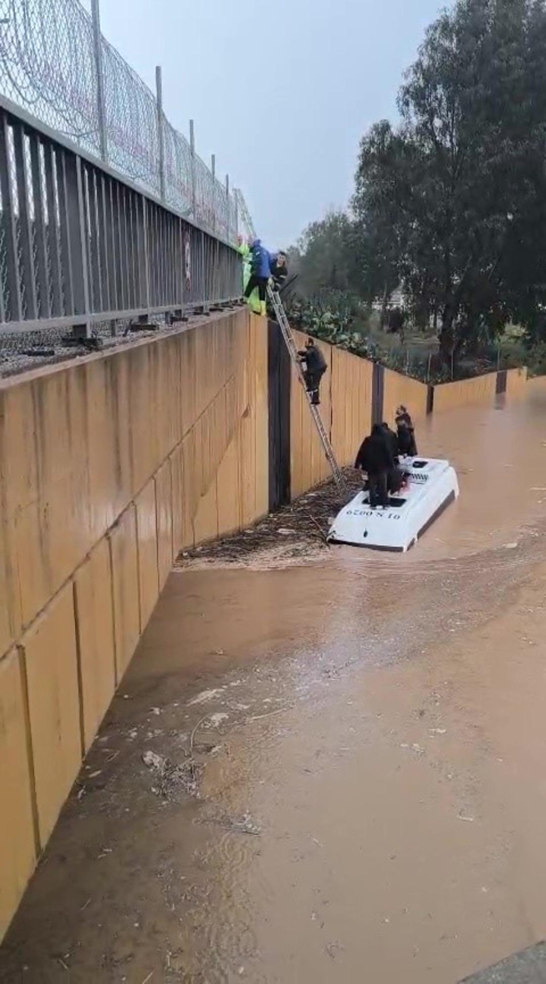 Sağanak yağmura servis aracında yakalananlar merdivenle kurtarıldı 1
