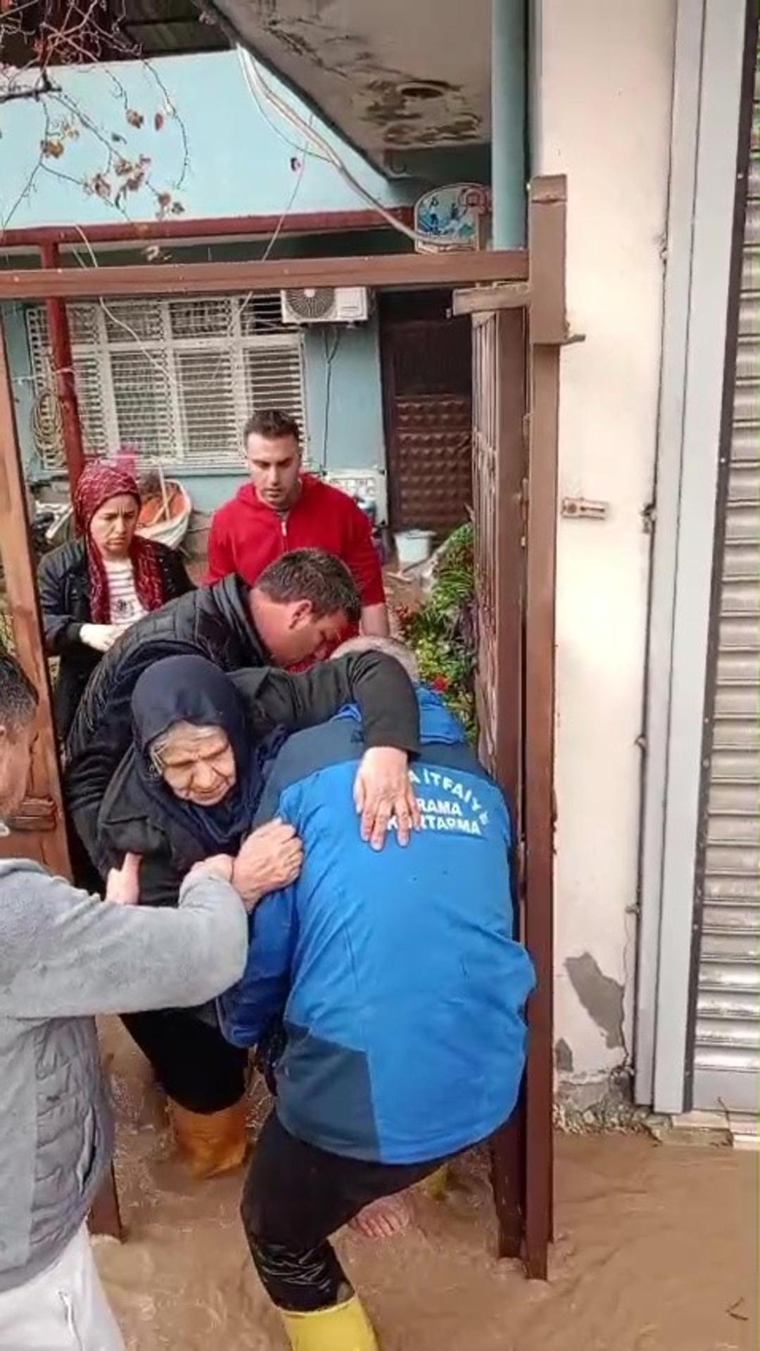 Sağanak yağmura servis aracında yakalananlar merdivenle kurtarıldı 3
