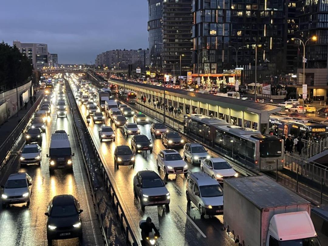 İstanbul&rsquo;da trafik yoğunluğu y&uuml;zde 87&rsquo;e ulaştı 1