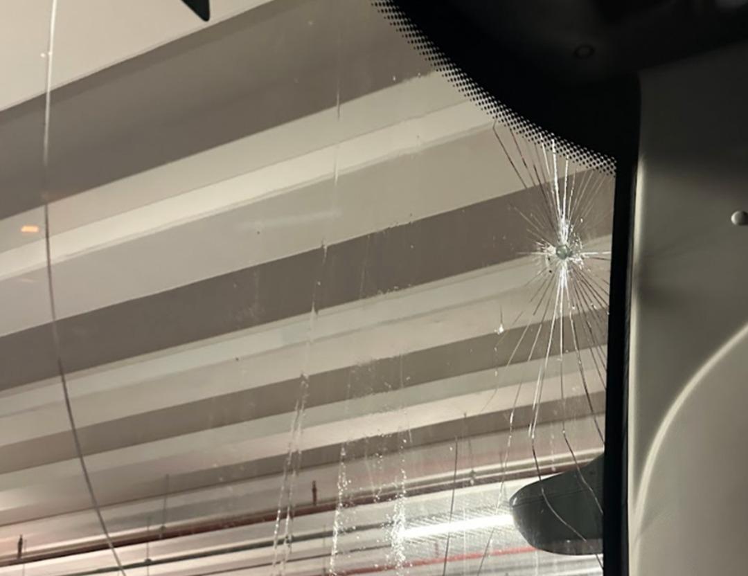 Trabzonspor takım otob&uuml;s&uuml;ne taşlı saldırı 1