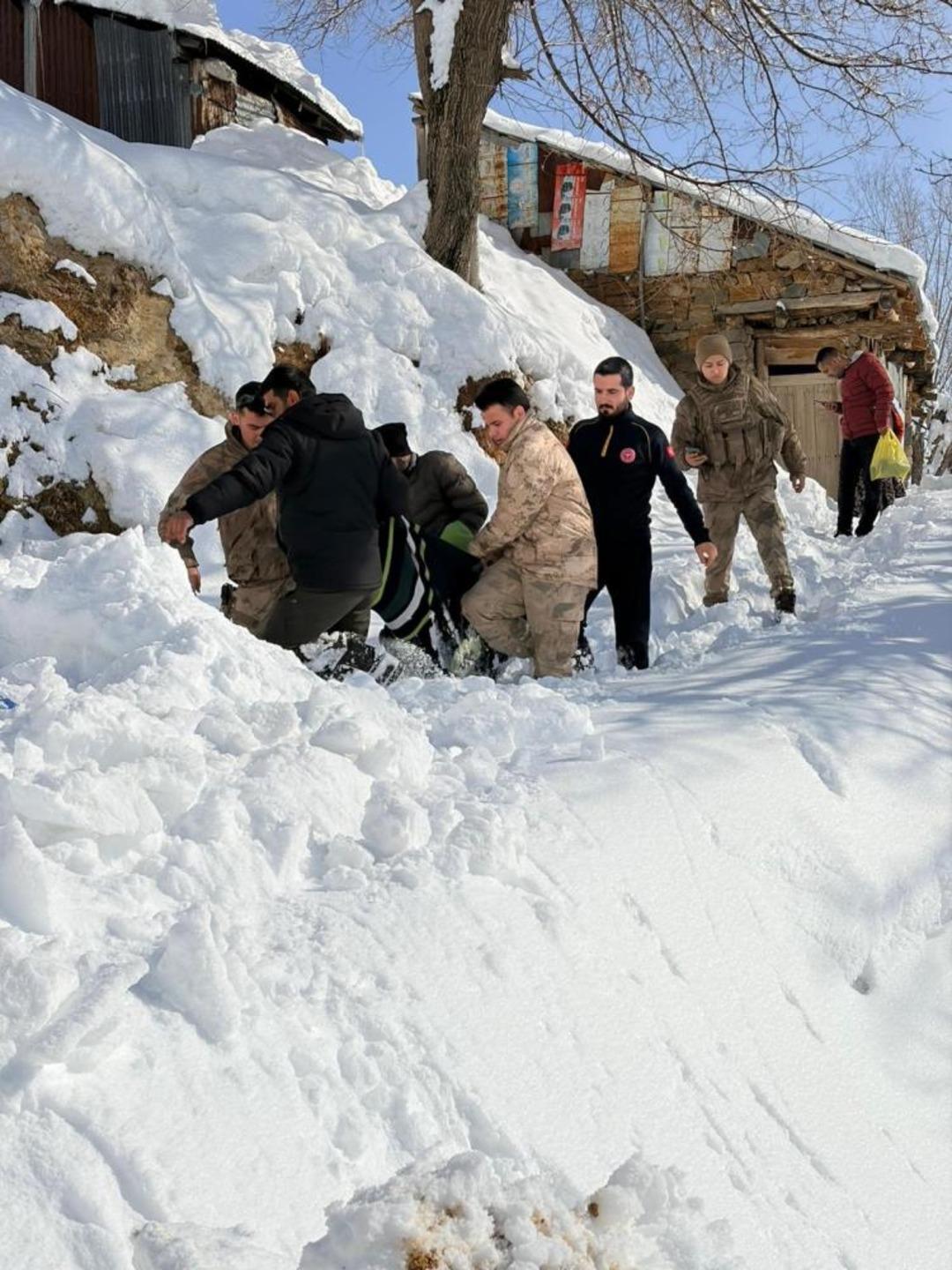 Bing&ouml;l de ekipler karbonmonoksit gazından zehirlenen şahıs i&ccedil;in seferber oldu 3