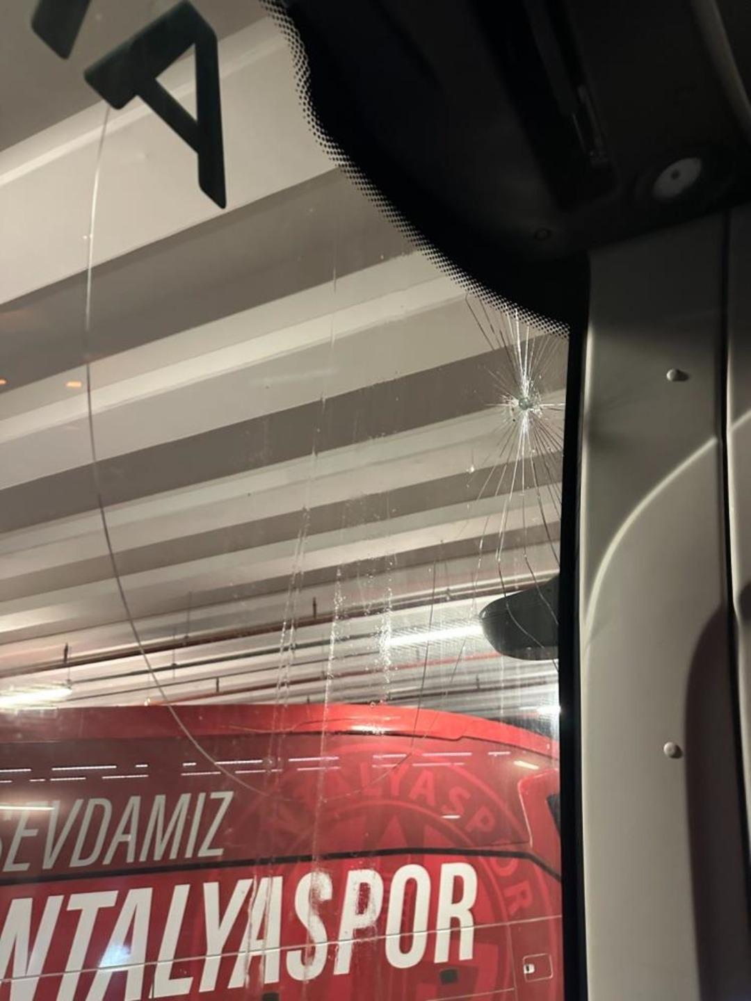 Antalya Emniyet M&uuml;d&uuml;rl&uuml;ğ&uuml; nden Trabzonspor otob&uuml;s&uuml;ne yapılan saldırıyla ilgili a&ccedil;ıklama 2