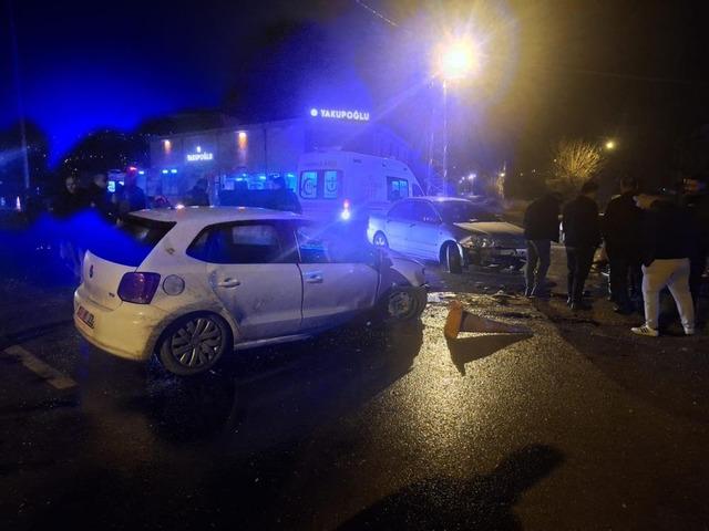 Osmaniye&rsquo;de iki otomobil &ccedil;arpıştı: 2 yaralı