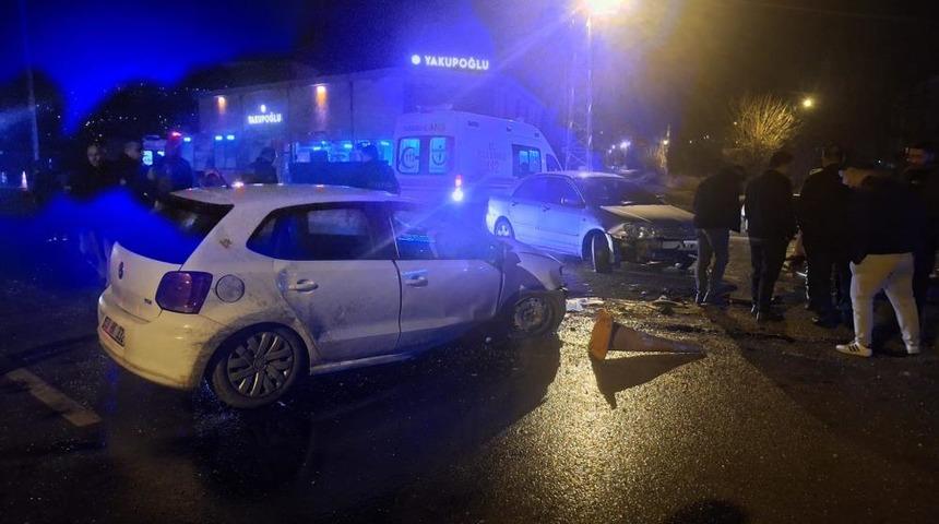 Osmaniye&rsquo;de iki otomobil &ccedil;arpıştı: 2 yaralı