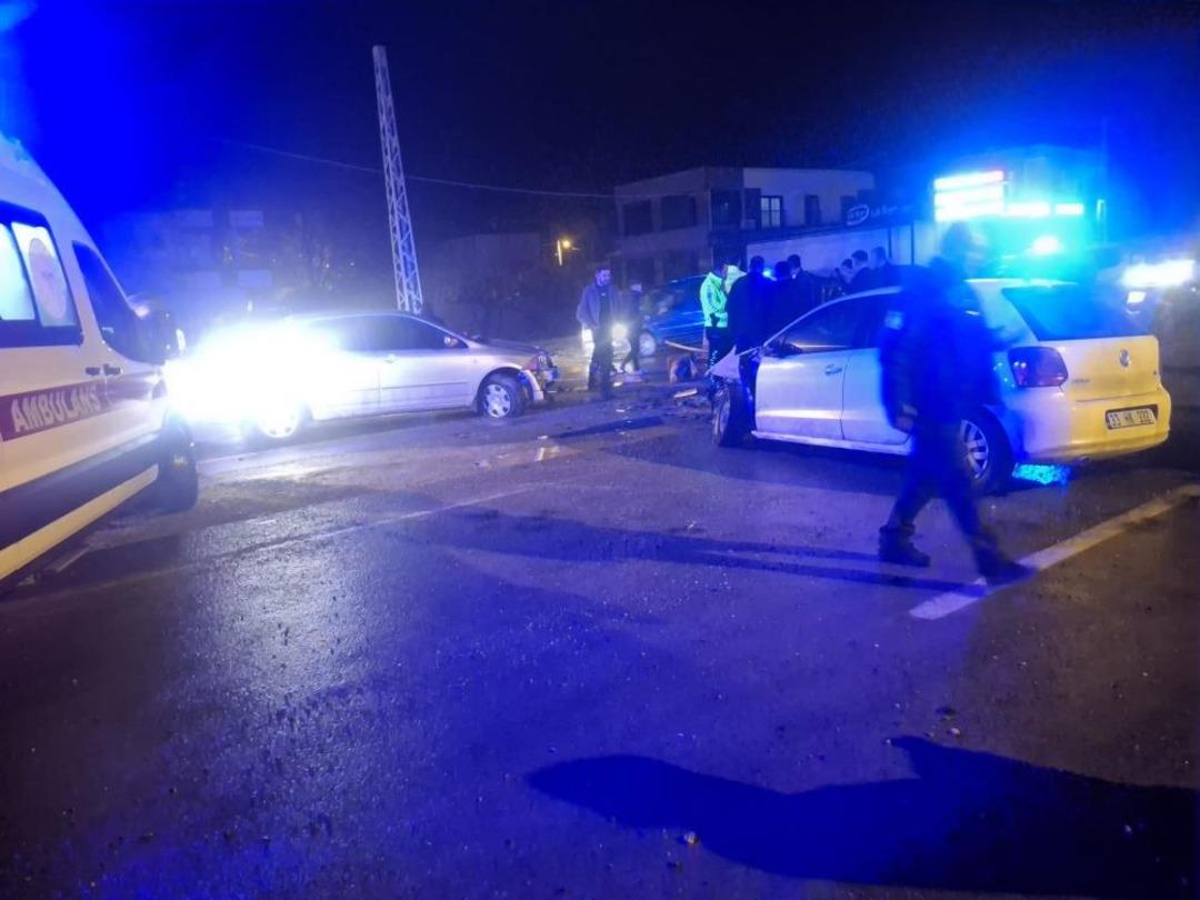 Osmaniye&rsquo;de iki otomobil &ccedil;arpıştı: 2 yaralı 1