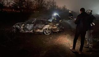 Şarampole u&ccedil;an otomobil alev aldı