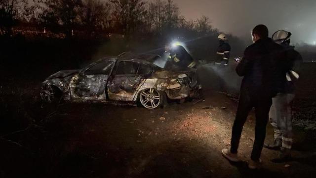 Şarampole uçan otomobil alev aldı: Canlarını son anda kurtardılar