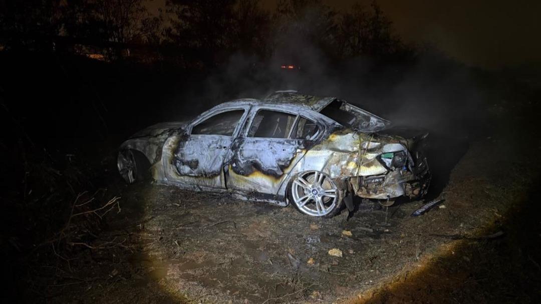 Şarampole u&ccedil;an otomobil alev aldı: Canlarını son anda kurtardılar 1