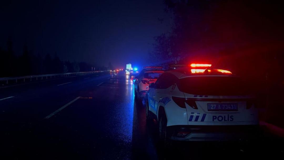 Şarampole u&ccedil;an otomobil alev aldı: Canlarını son anda kurtardılar 2