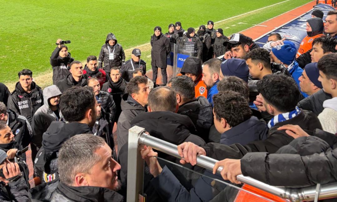 Emre Belözoğlu maçın ardından tribünlere gitti! 1