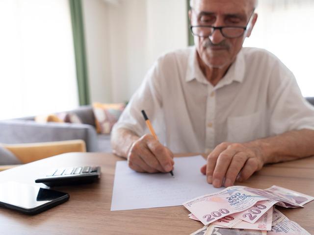 PTT&rsquo;den emeklilere 14 bin TL destek! Uzman isim o bankaları a&ccedil;ıkladı