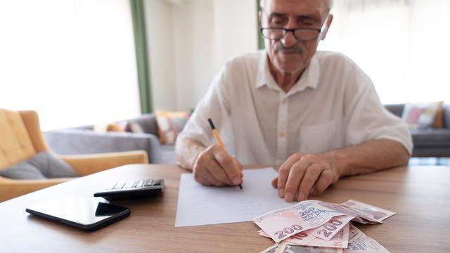 PTT’den emeklilere 14 bin TL destek! Uzman isim o bankaları açıkladı