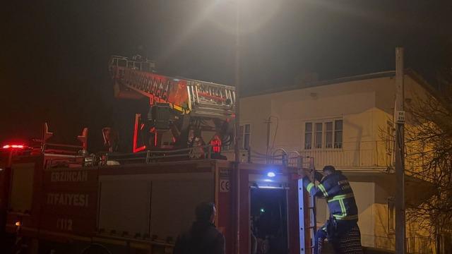 Erzincan&rsquo;da &ccedil;atıdaki kedi i&ccedil;in itfaiye seferber oldu 1