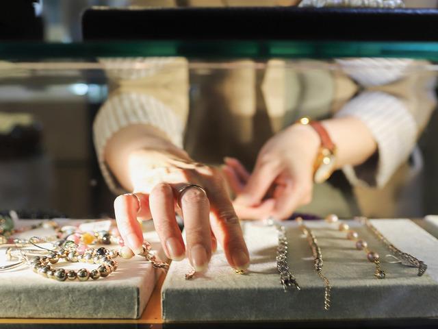 Kuyumcularda sıra var! Herkes paladyum, platin ve bakırı soruyor ama dikkat: "Paranızı kaptırmayın" 