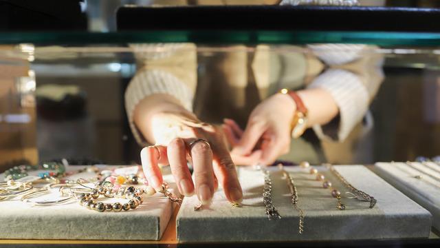 Kuyumcularda sıra var! Herkes paladyum, platin ve bakırı soruyor ama dikkat: Paranızı kaptırmayın 