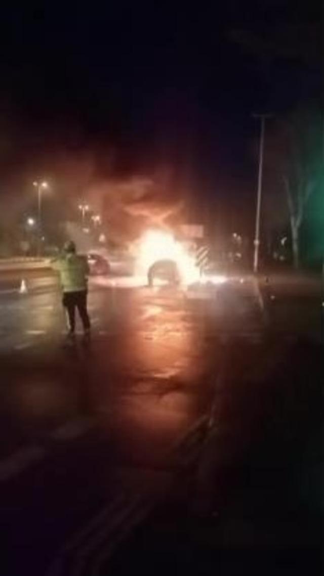 Maltepe&rsquo;de seyir halindeki otomobil alev alev yandı 3