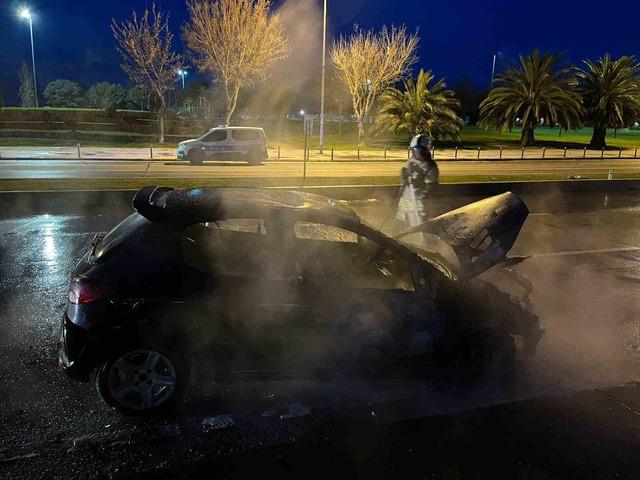 Maltepe&rsquo;de seyir halindeki otomobil alev alev yandı 2