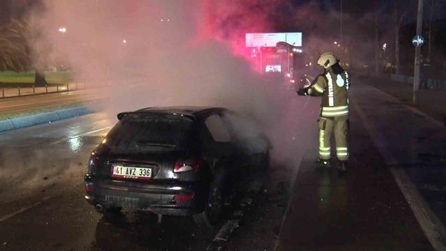 Maltepe&rsquo;de seyir halindeki otomobil alev alev yandı 1