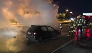 Maltepe&rsquo;de seyir halindeki otomobil alev alev yandı