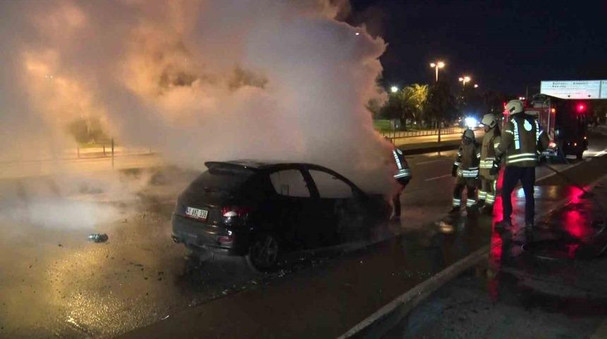 Maltepe&rsquo;de seyir halindeki otomobil alev alev yandı