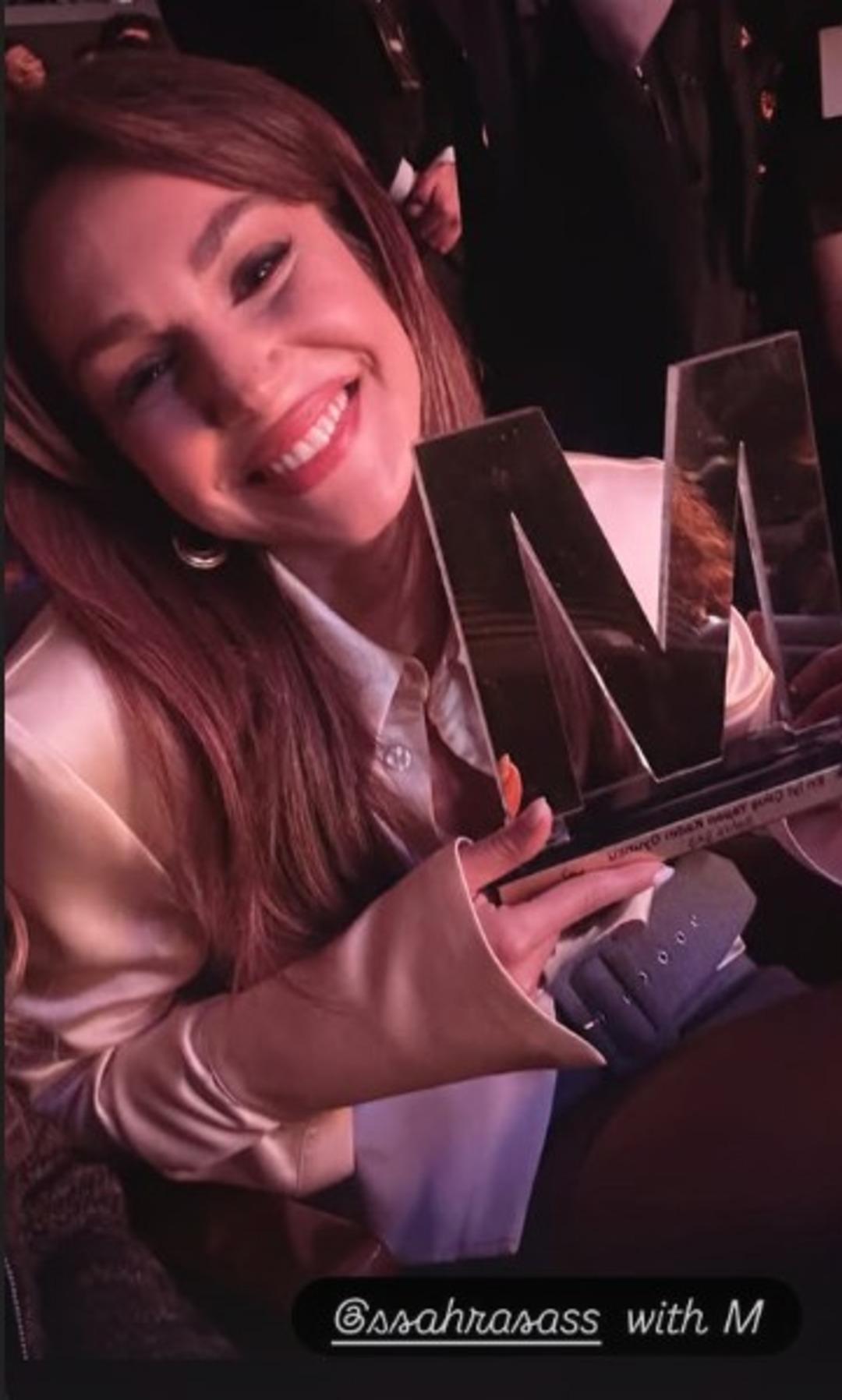 Uzak Şehir in Nare si Sahra Şaş &ouml;d&uuml;l t&ouml;renine damga vurdu! Cesur tarzı olay oldu 3