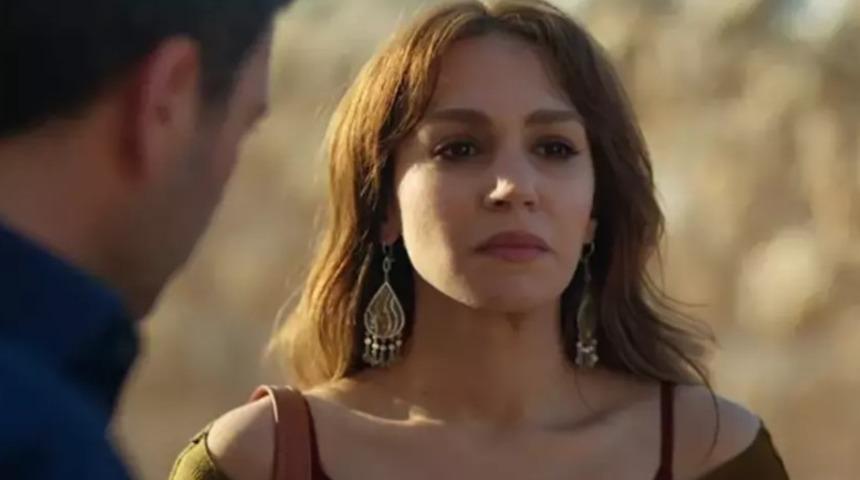 Uzak Şehir'in Nare'si Sahra Şaş &ouml;d&uuml;l t&ouml;renine damga vurdu! Cesur tarzı olay oldu