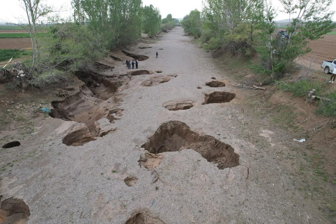 Konya toprak altından &ccedil;&ouml;k&uuml;yor: Yeraltı suyu &ccedil;ekiliyor, obruklar b&uuml;y&uuml;yor 3