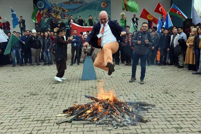 Nevruzu ateş yakarak ve demir döverek kutladılar