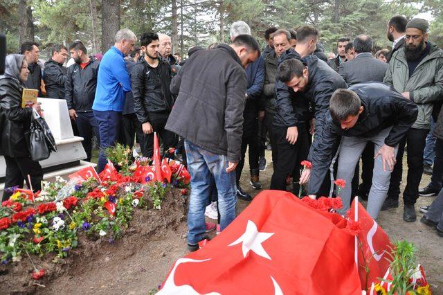 Eskişehirsporlular, şehit Binbaşı'nın mezarını ziyaret etti