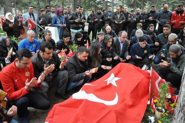 Eskişehirsporlular Şehit Binbaşı'nın mezarını ziyaret etti