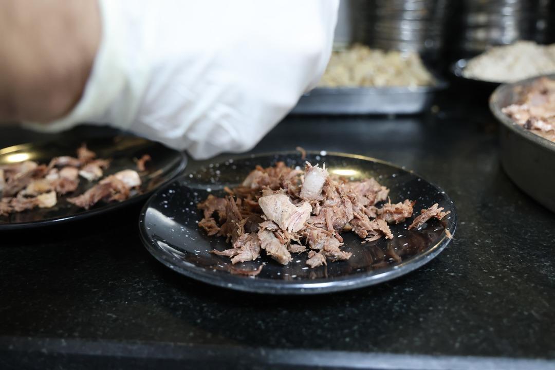 Pirana balıklarını 12 yıldır sadece kelle pa&ccedil;ayla besliyor! 2