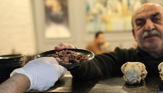 Pirana balıklarını 12 yıldır sadece kelle pa&ccedil;ayla besliyor!