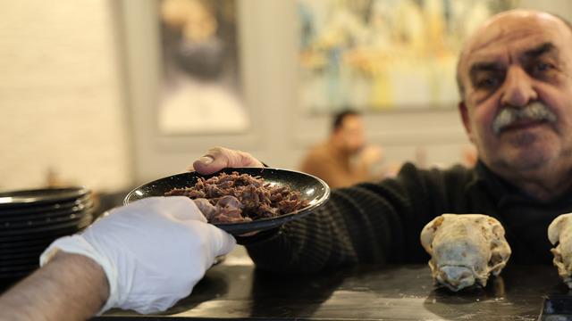 Pirana balıklarını 12 yıldır sadece kelle paçayla besliyor!