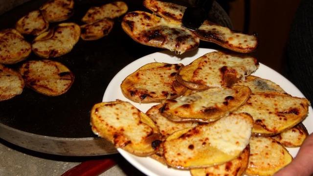 Kış gecelerinin sıcak geleneği: Sobada kaşarlı patates