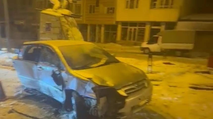 Sarıkamış&rsquo;ta trafik kazası: 3 yaralı