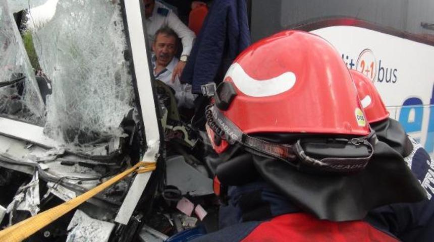 Trafikte son durum! Zincirleme kaza trafiği kilitledi, TEM İstanbul yönü kapandı