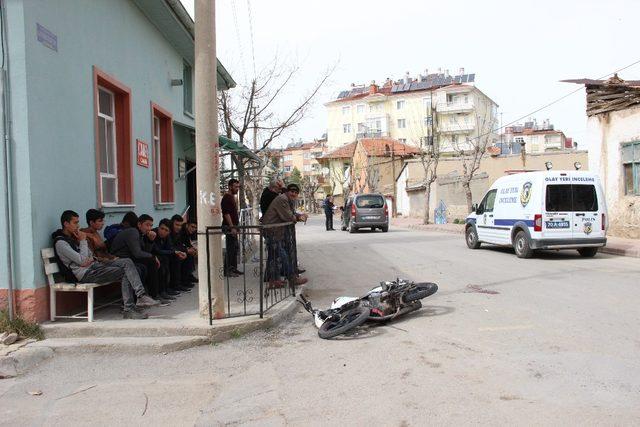 Hafif ticari araçla çarpışan motosiklet sürücüsü ağır yaralandı