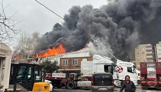 Ataşehir'de panik anları! Alevler binayı sardı